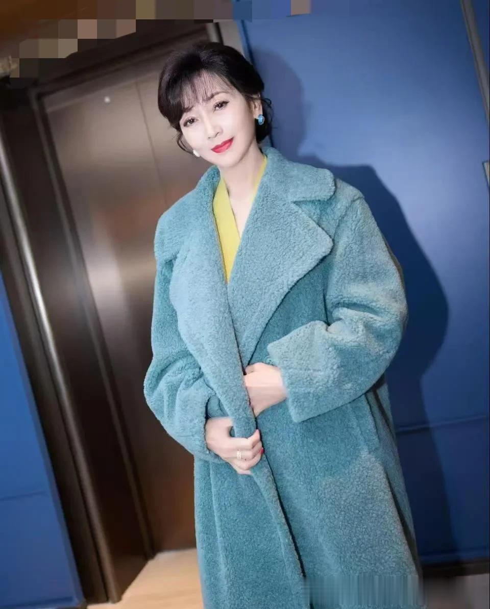 赵雅芝年过60依然时髦！穿蓝色大衣+v领针织衫+直筒裤 洋气又高级