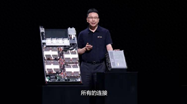 华为超节点:用「一台机器」的逻辑,驱动AI万卡集群
