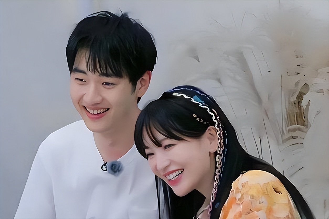 满是心酸！42岁著名歌手靠商演维持收入，宾客只顾吃席没人搭理