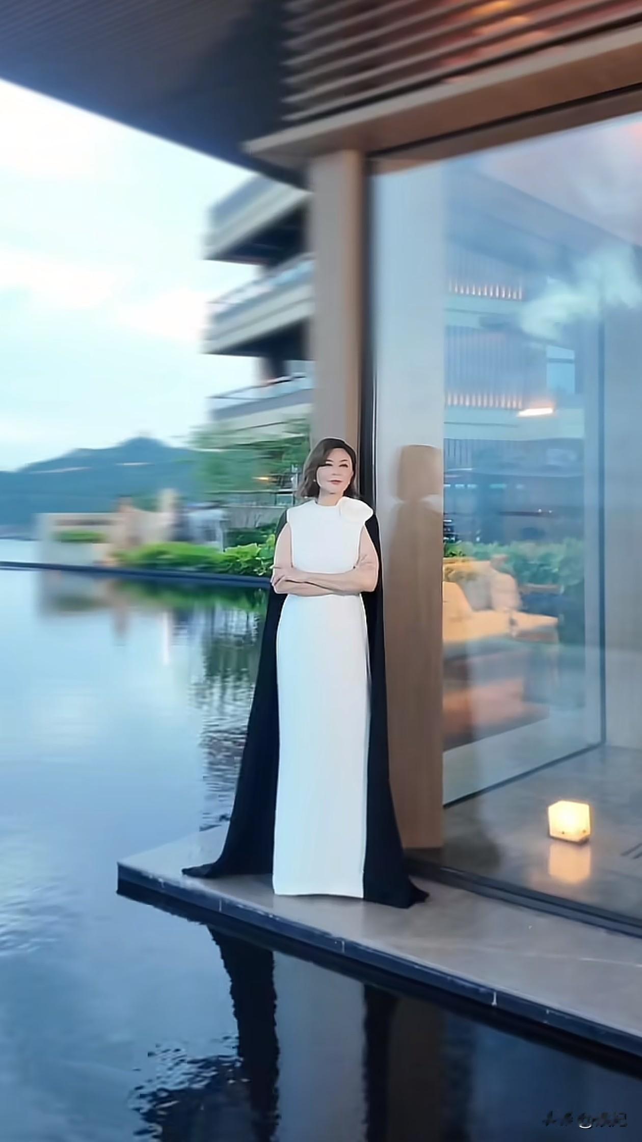 63岁关之琳最新穿搭:齐肩发+收腰长裙,尽显好身材,像43岁