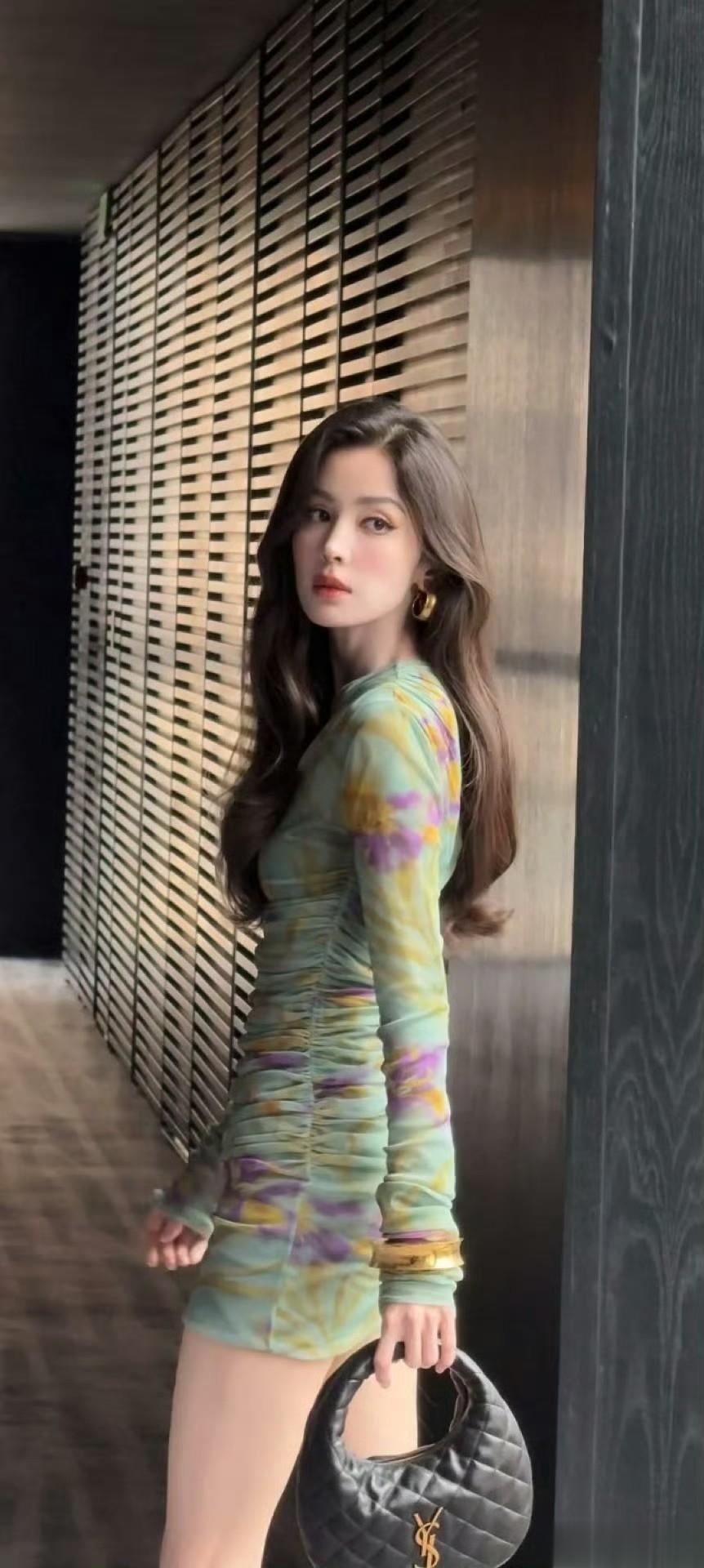 古力娜扎｜一周随机碎片，裙装美腿穿搭，慢时光的静谧时刻。