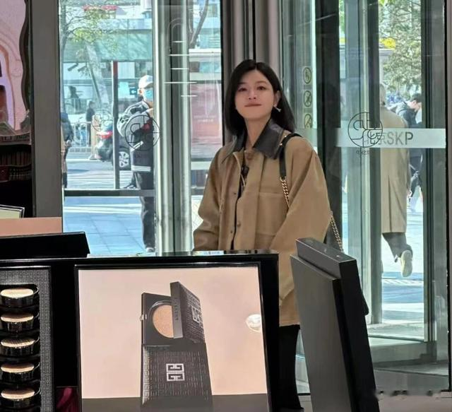 41岁陈妍希独自逛商场，清纯短发嫩回沈佳宜！离婚才是最好的医美