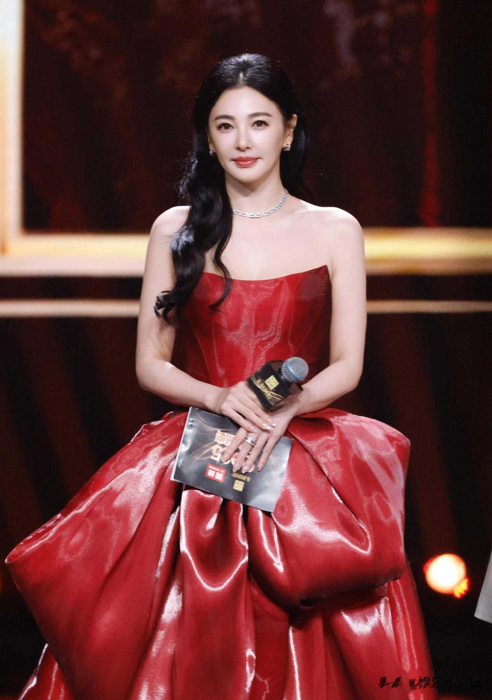 张雨绮出席芭莎珠宝年度盛典，鱼尾裙把腰线掐得巨绝，美到心巴上