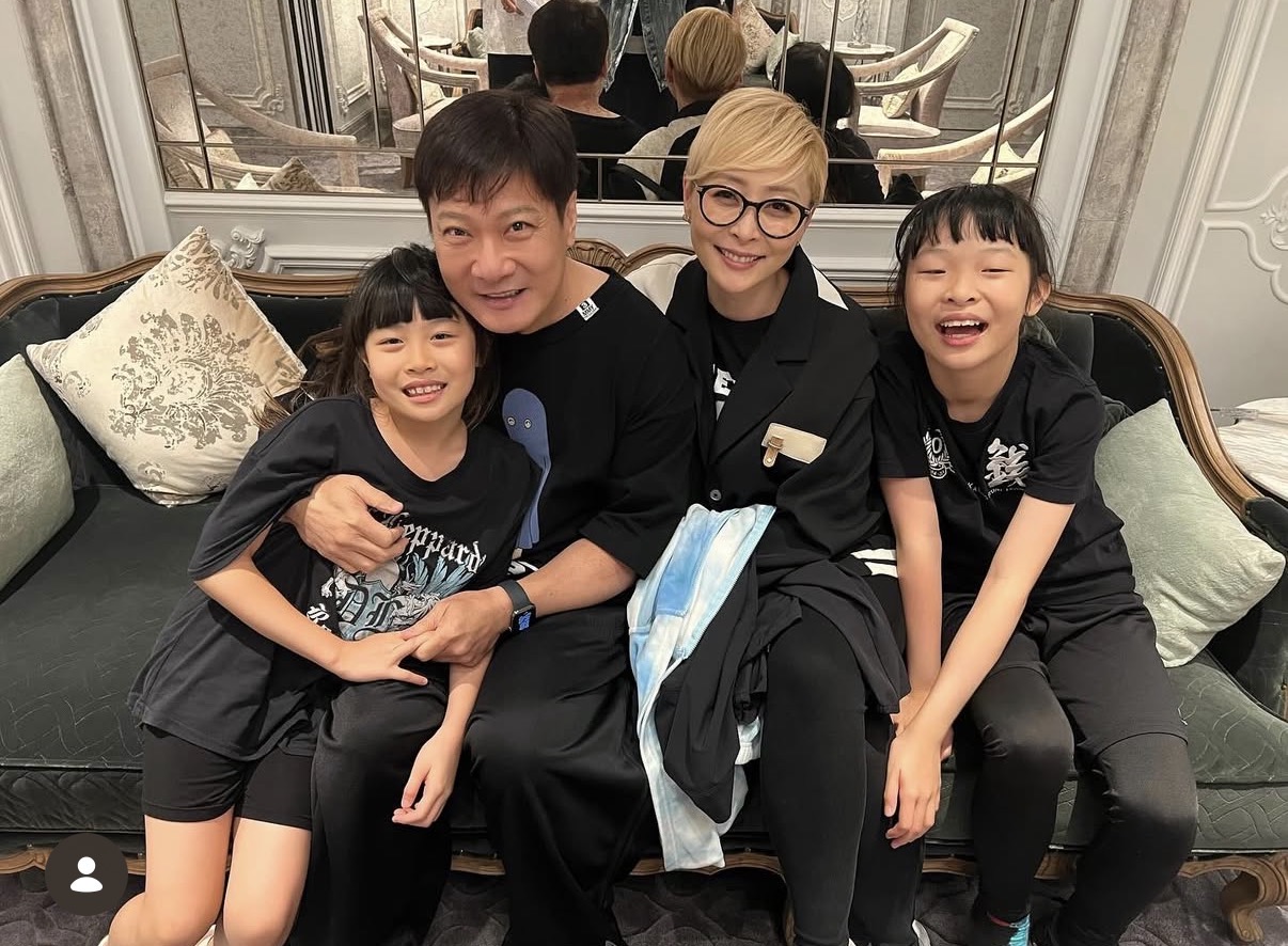 钱小豪家族春节聚会，三代同堂拜年好热闹，35岁长子身材健硕抢镜