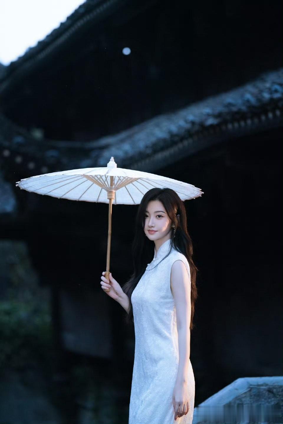 景甜白旗袍油纸伞，江南水乡演绎古典温婉美人