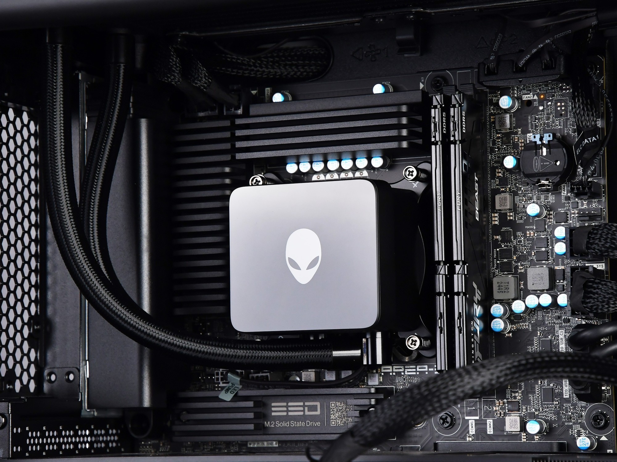 經典系列重啟延續極致體驗 外星人Area-51搭配AW2725D玩游戲是怎