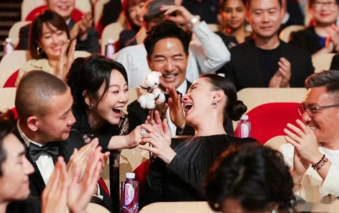 张艺谋担心的事发生了，宋佳拿了影后却全网大翻车，郝蕾说对了