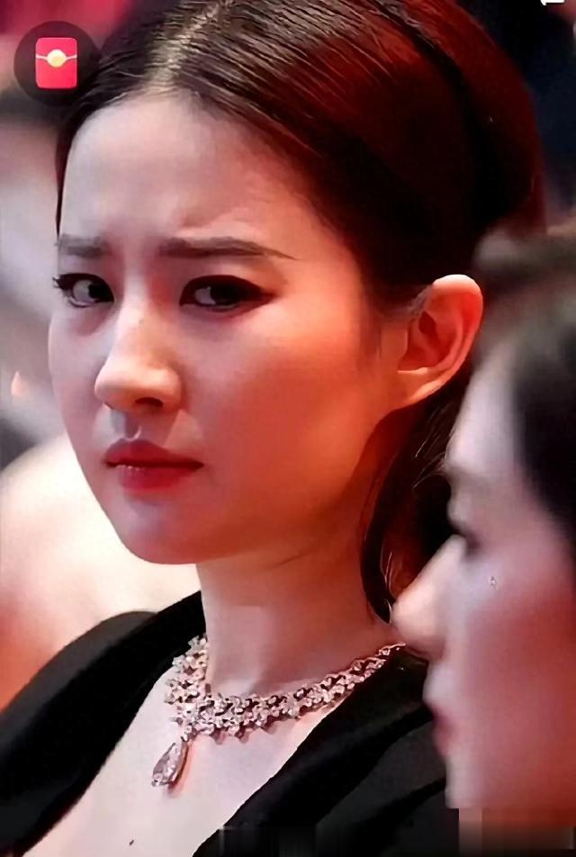 刘亦菲在高清镜头下的皮肤真实得让人惊叹!这个小表情也太可爱了