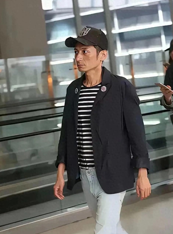 李维嘉惊现\骷髅相\!48岁暴瘦照引爆全网健康担忧