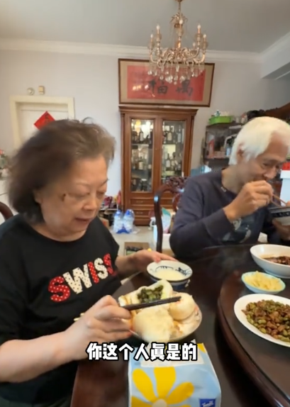演员陈龙回爸妈家吃饭,3盘咸菜4个剩饭,老两口斗嘴能把人笑趴下