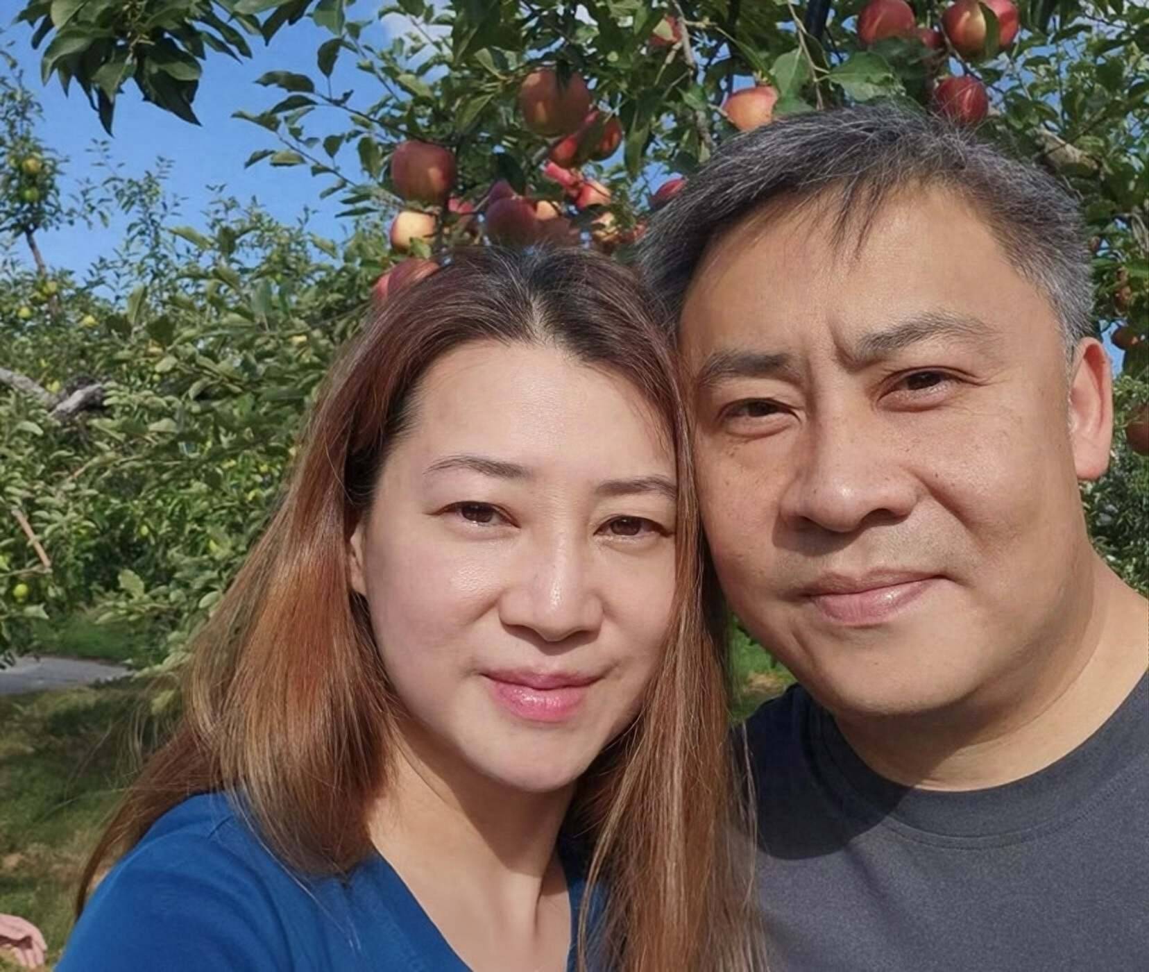 香港知名女星破离婚传闻，儿子生日晒全家福，老公头发变白沧桑