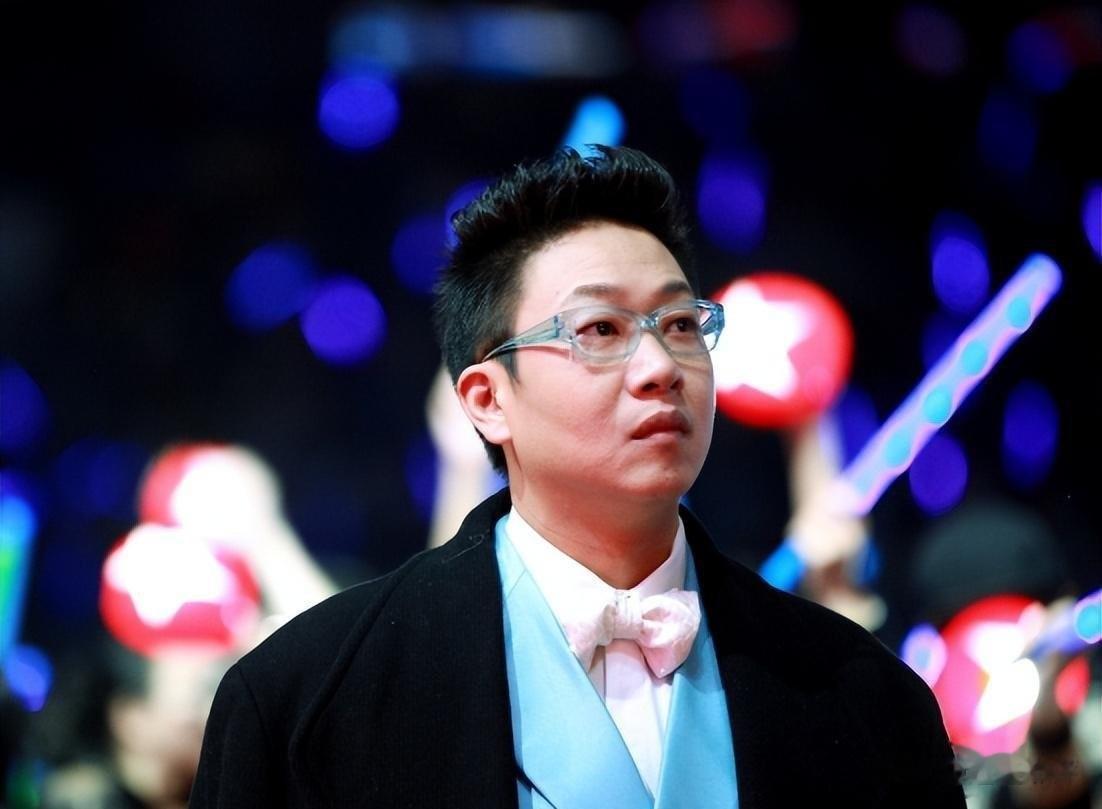 他曾是央视主持，却因“任性”引起领导不满，如今54岁在街头吃播