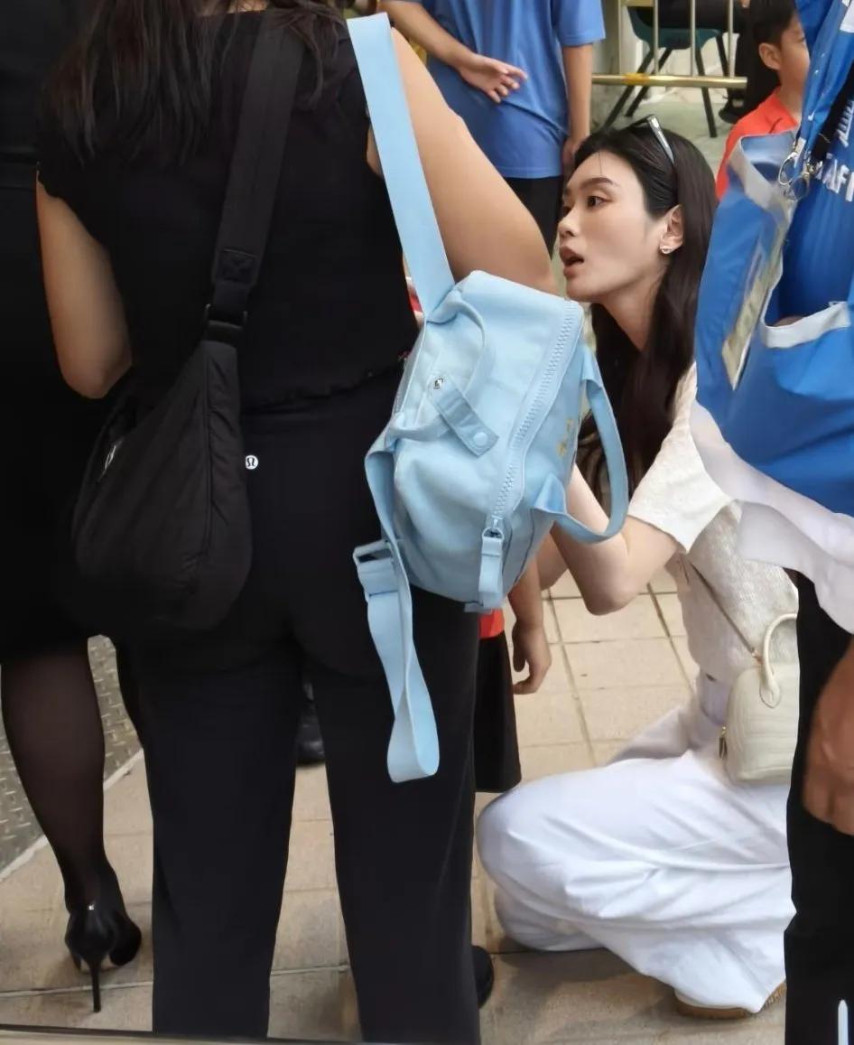 奚梦瑶带5岁儿子看球赛，蹲着帮儿子整理仪容，两人牵着手好有爱