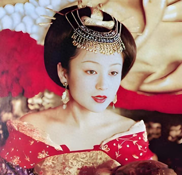 长得太美被导演占为己有，4年后生下大明星儿子，17岁出演男一号