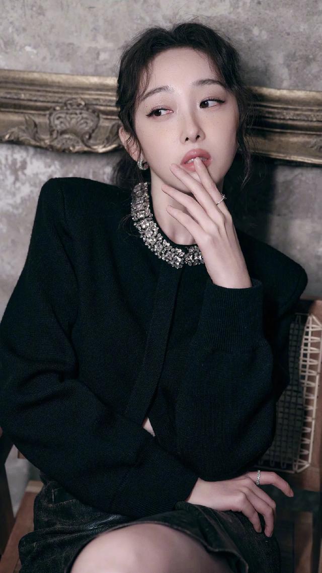 蒋梦婕最新写真，黑白复古风，展现自信与个性
