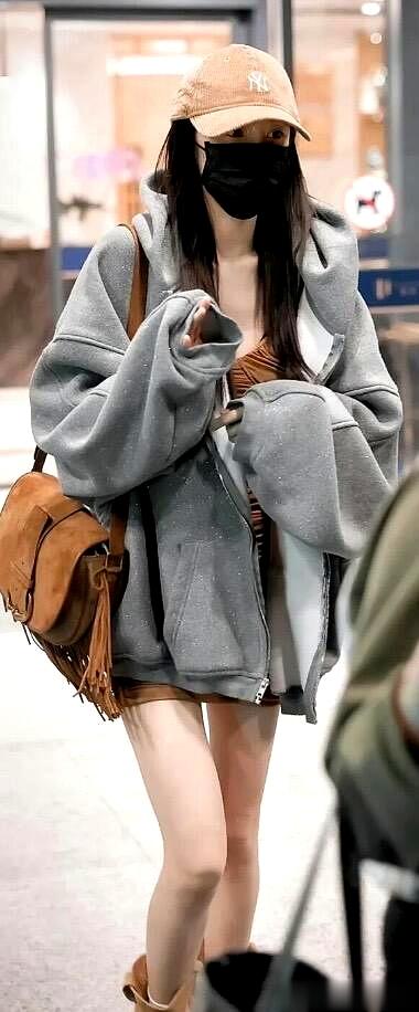 杨幂这套早秋穿搭，把“甜酷松弛感”玩明白了，普通人也能赢很大