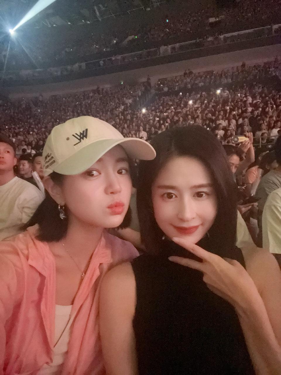 颖儿三亚酒店吃早餐！一大桌没吃两口就去找女儿，度假风穿搭好美