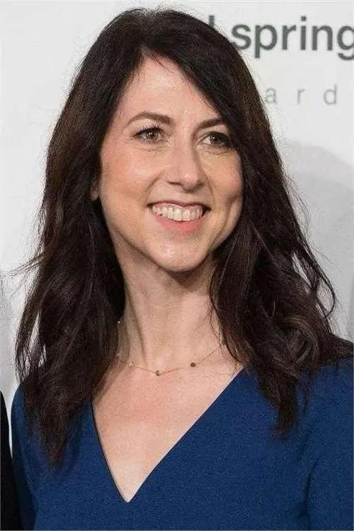 贝佐斯为桑切斯庆生！前首富断崖式衰老像圣诞老人，俩人都很招摇