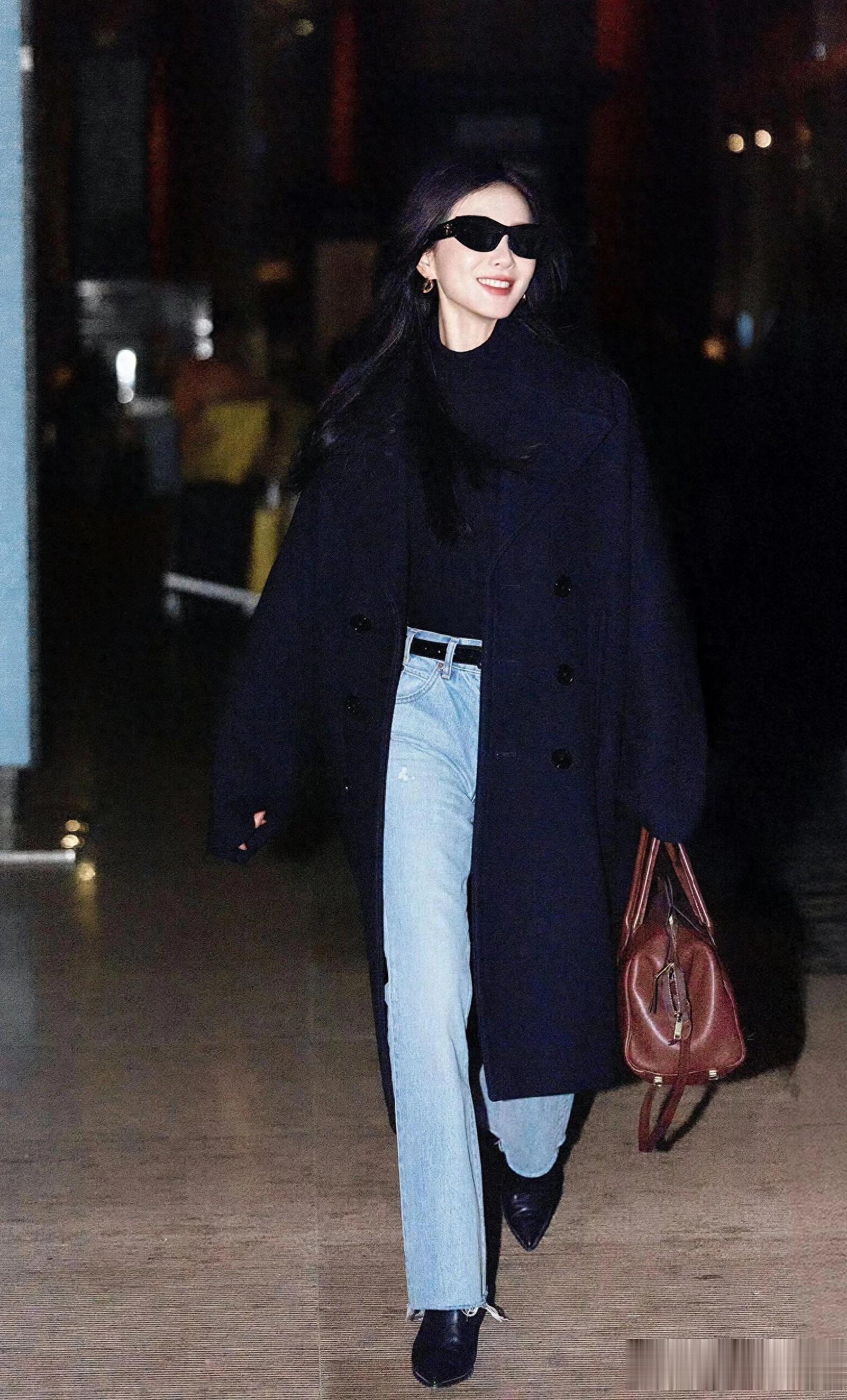 刘诗诗前往Celine大秀，机场过斑马线这几步，走成了自己秀场T台