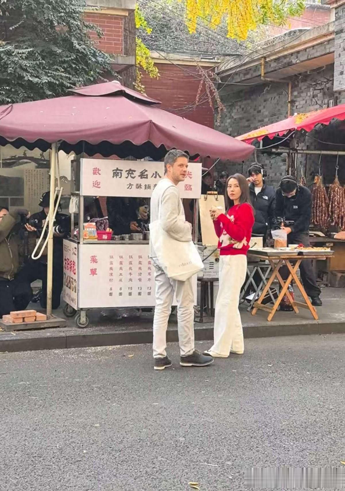 高圆圆成都街头被偶遇,穿红色毛衣好喜庆,46岁仍美得发光