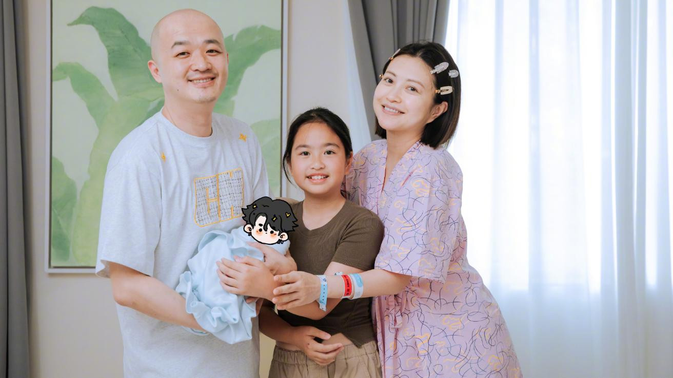 包贝尔520官宣老婆产子，一家四口幸福同框，包文婧产后状态不错