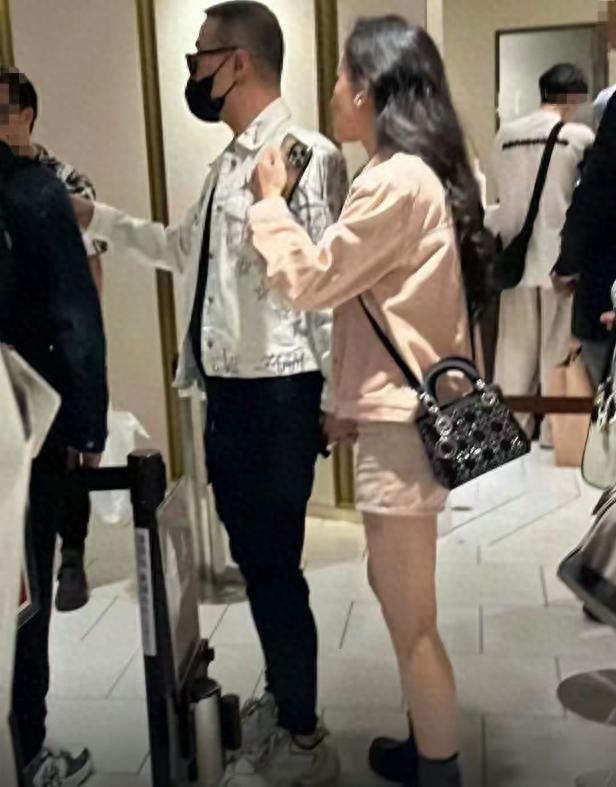 新疆街头偶遇森林北，腿短腰粗身材被嘲四六分，大肚子凸出好吸睛