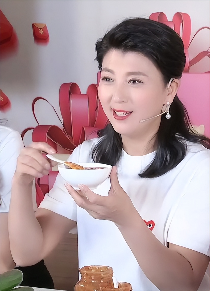 脸疼不疼？人民网彻查后，闫学晶首现身再传噩耗，这回真洗不白了