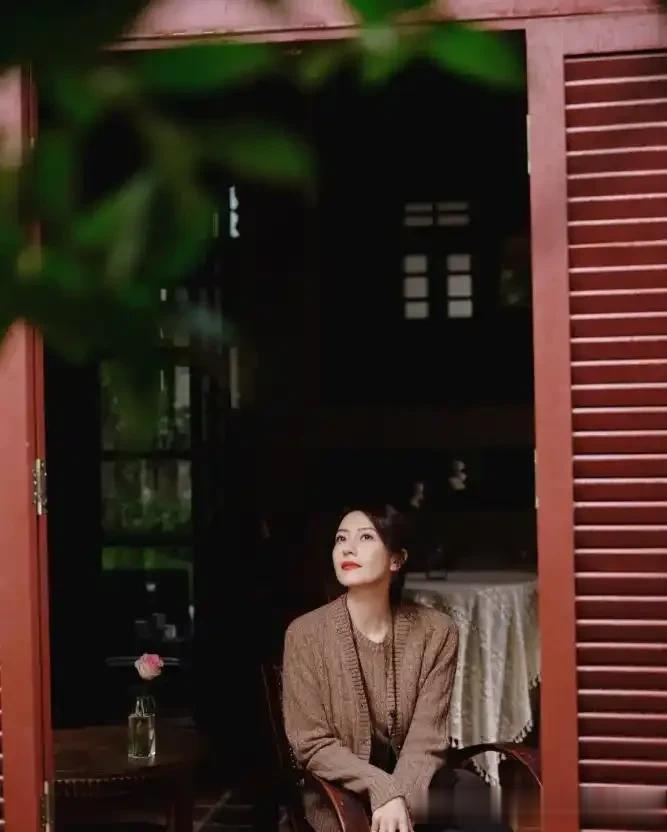 高圆圆烫了油画卷带火了秋冬新穿搭:短外套+半身裙,时髦又洋气