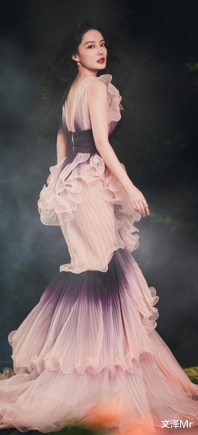 李沁身着渐变色薄纱礼服，优雅与时尚的完美融合