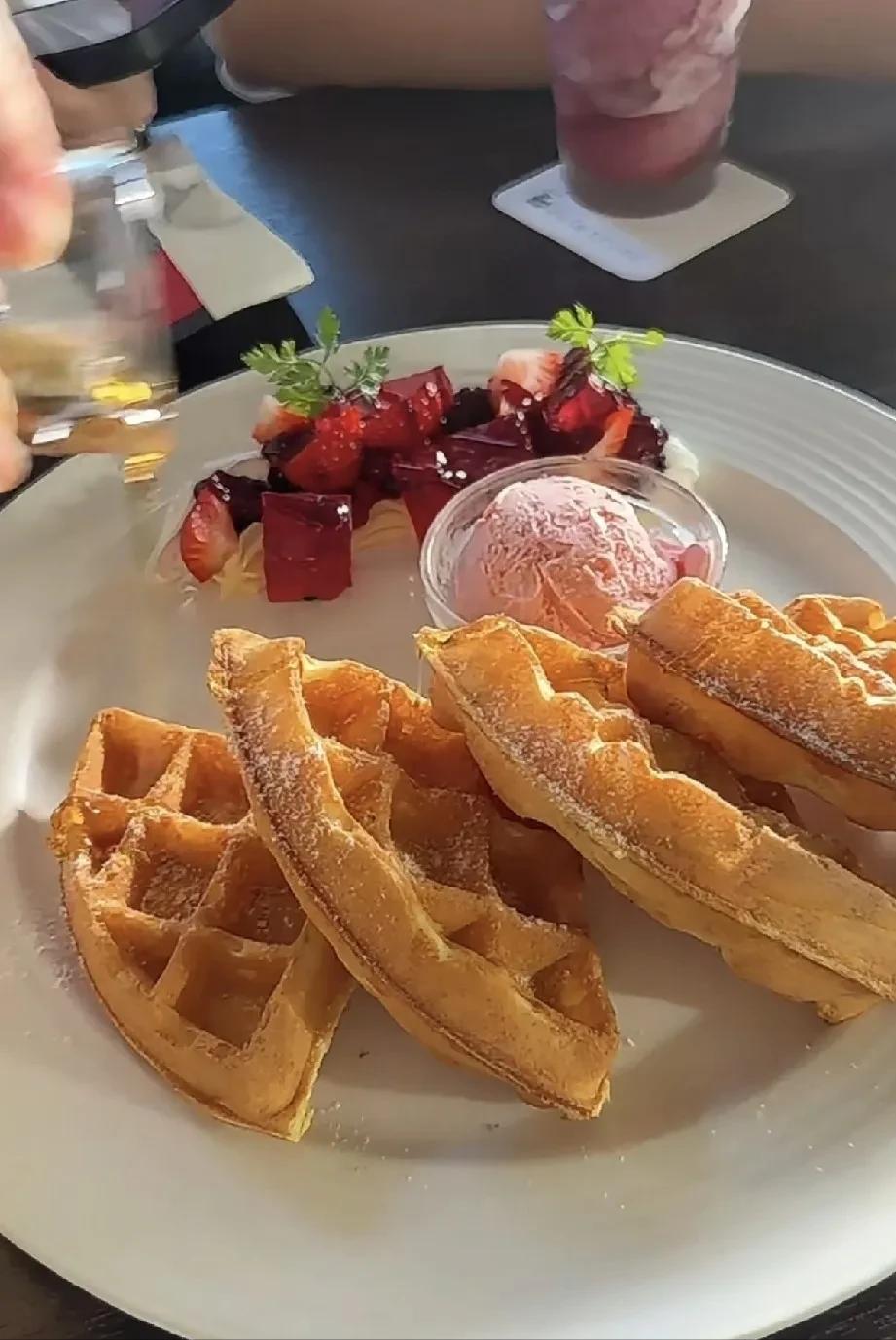 汪小菲台北宠妻日常曝光!马筱梅挺孕肚逛街,目测已超5个月