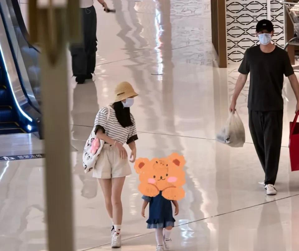 任重孙骁骁商场遛娃,任重提大包小包男友力爆棚,一家三口好幸福