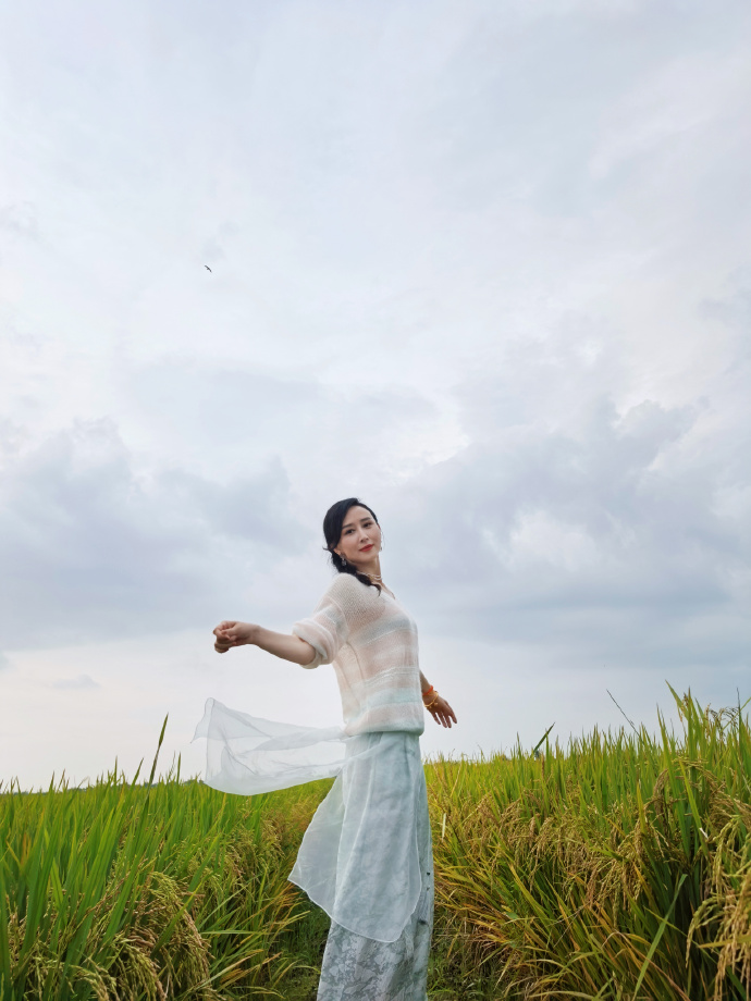 胡静阿姨新年第一天美照,优雅知性有韵味