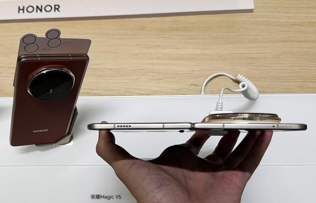 榮耀Magic V5上手體驗：真是折疊機皇？這些缺點不吐不快