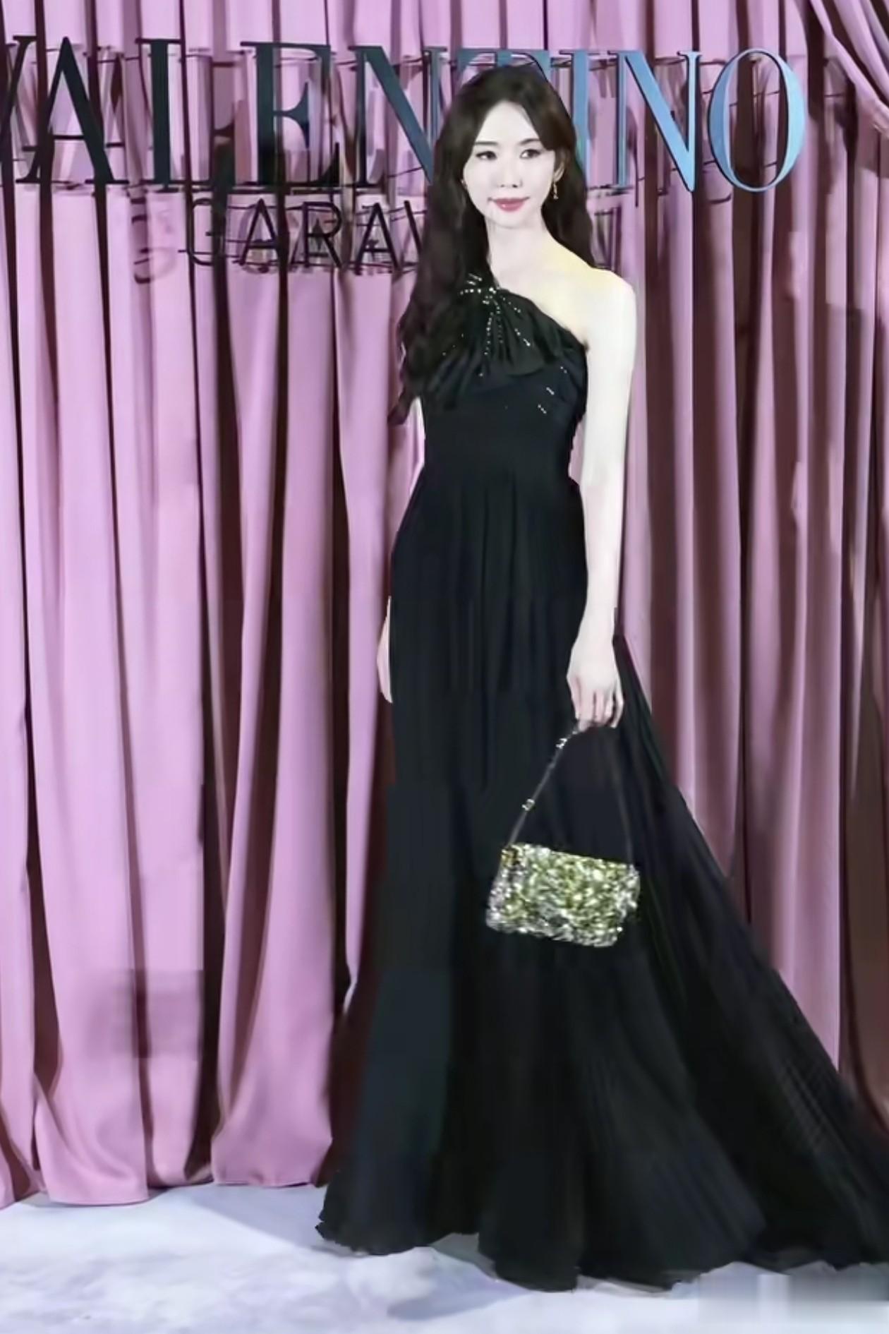 51岁林志玲活动穿搭：微卷发+黑色斜肩裙，少女感满满，不老女神