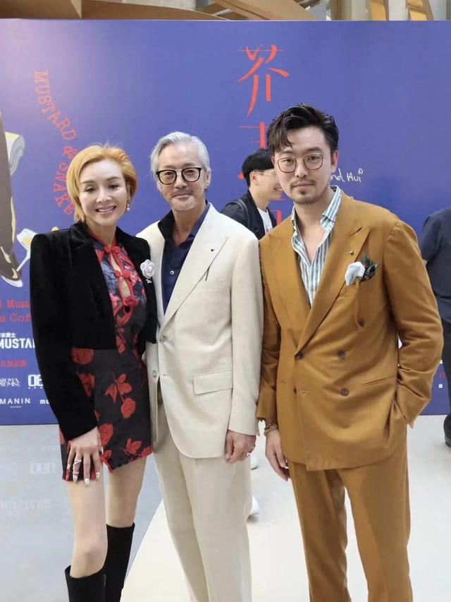 59岁叶子楣现身广州，穿旗袍去吃晚宴，风韵柔存，和几位男士畅饮