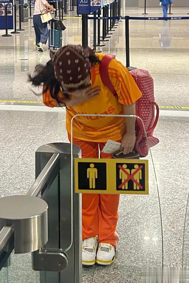 张柏芝机场过安检被偶遇，一身橙色运动装穿搭，戴咖色头巾好吸睛