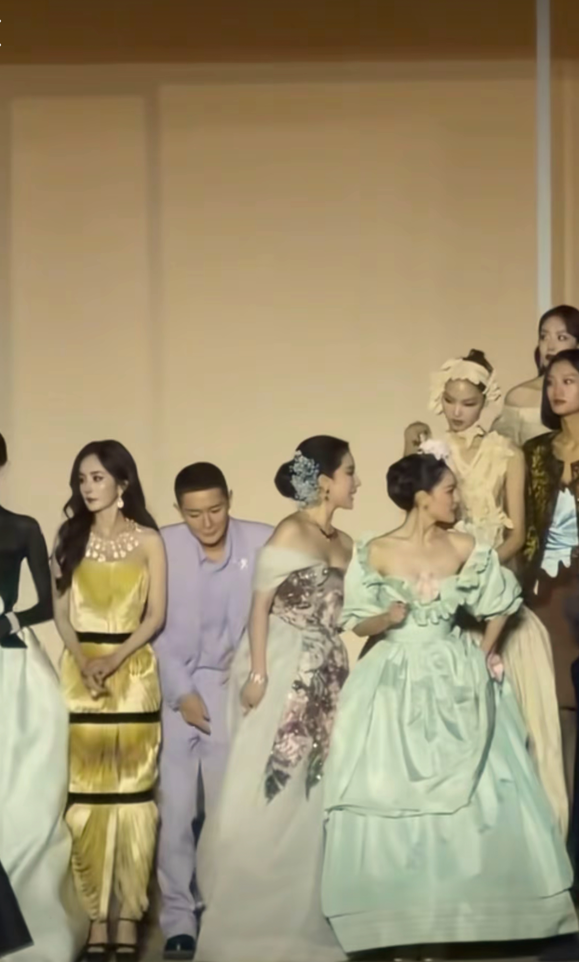 VOGUE这晚，江湖地位、人情世故，在没换礼服的刘亦菲身上体现了