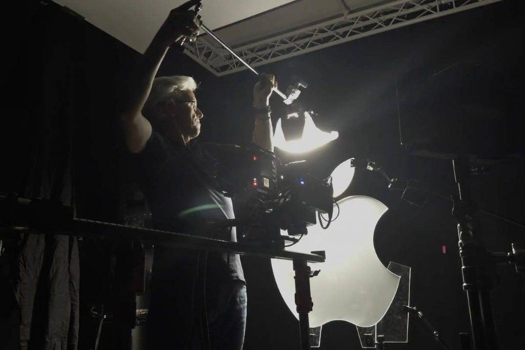 庫克發了張疑似 AI 生圖，把反 AI 神劇《同樂者》給背刺了