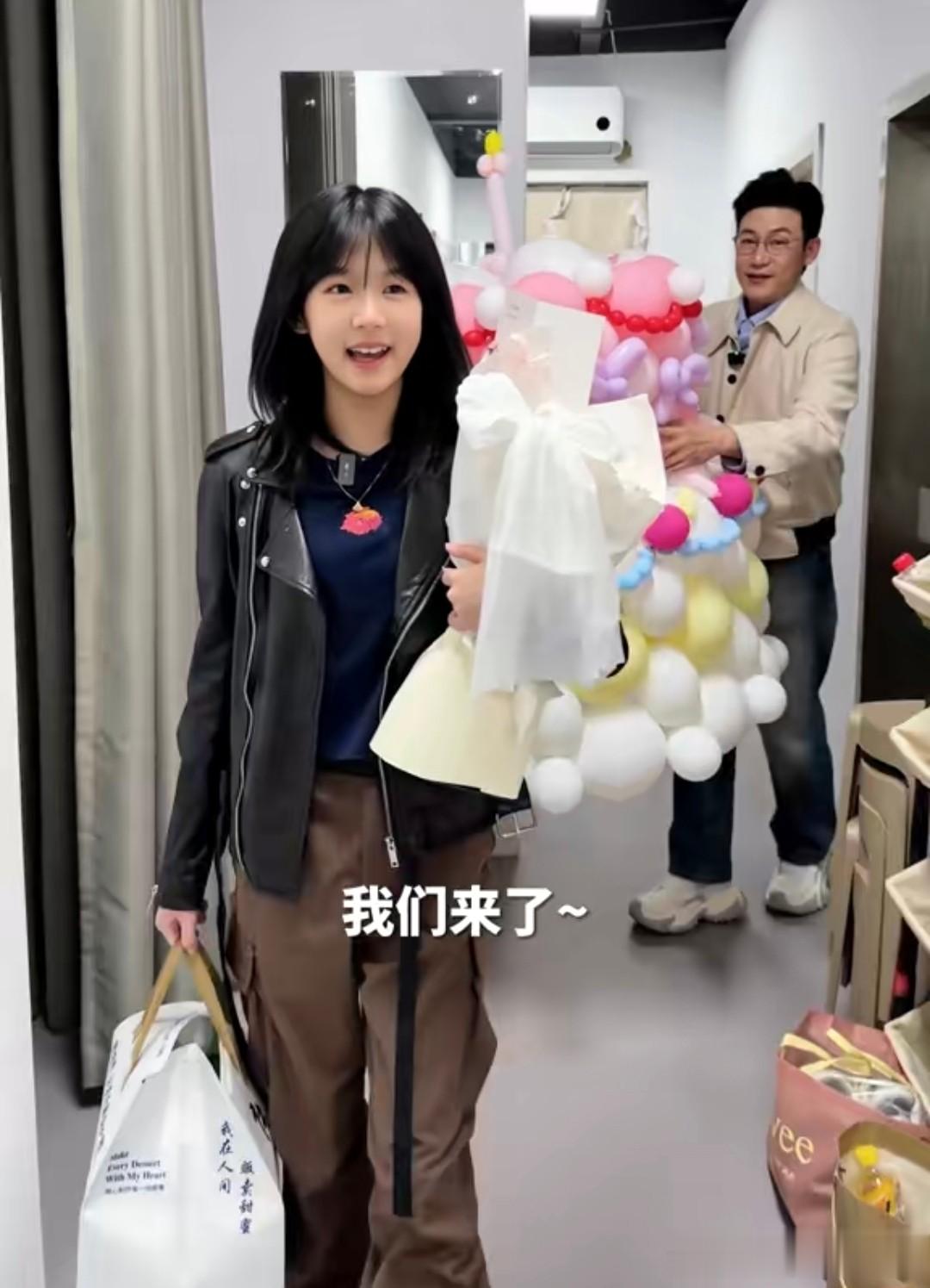 陆毅为17岁女儿庆生,贝儿穿女团装亭亭玉立,个头170比鲍蕾高