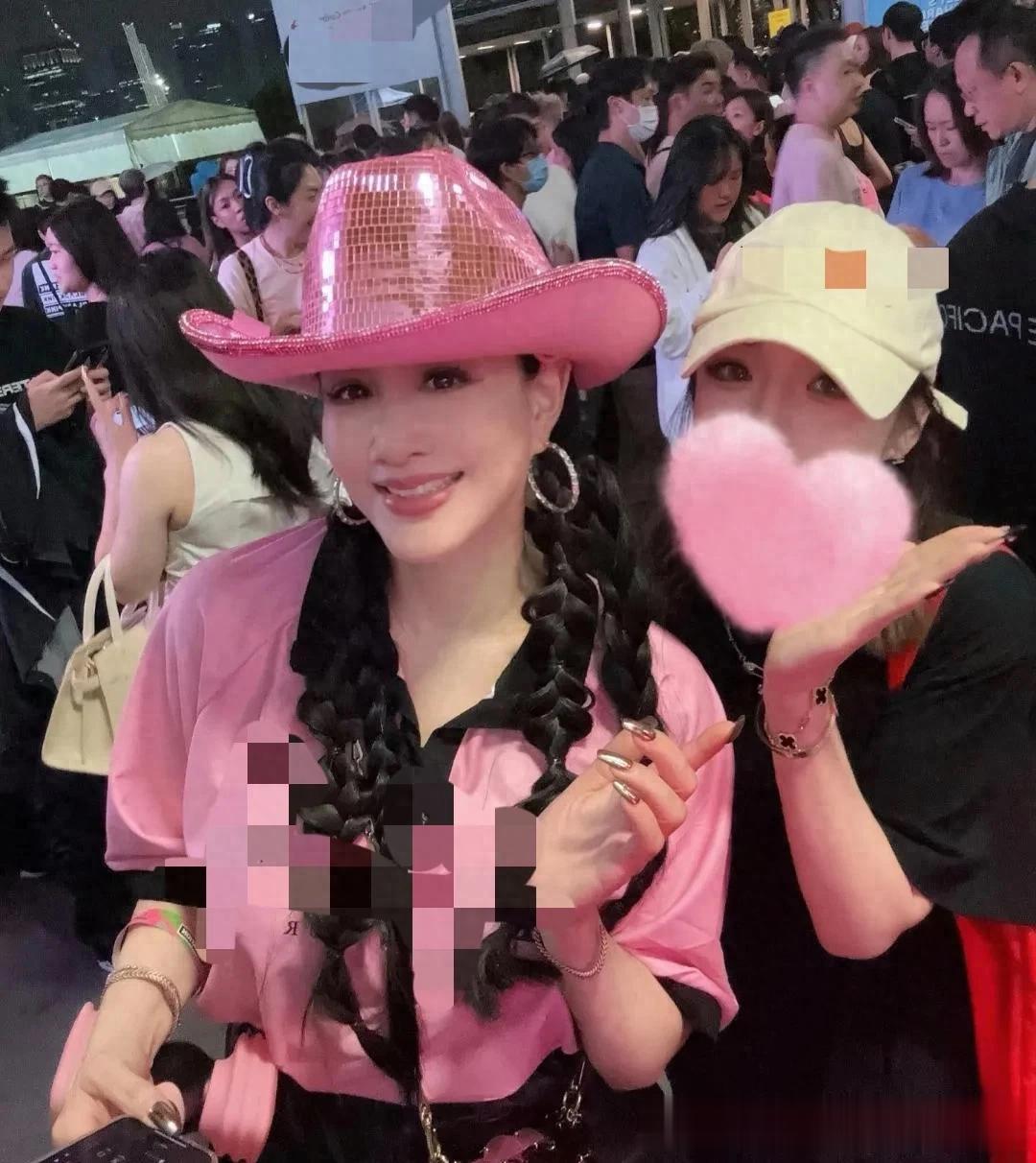 55岁钟丽缇现身新加坡看韩国女团演唱会，穿着粉色上衣，活力满满