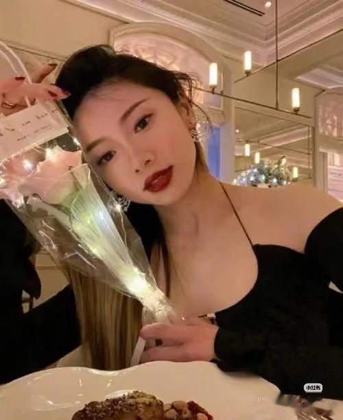 程晓玥现身，孕肚圆滚滚快撑爆裙子了，像儿子！面色红润气质满分