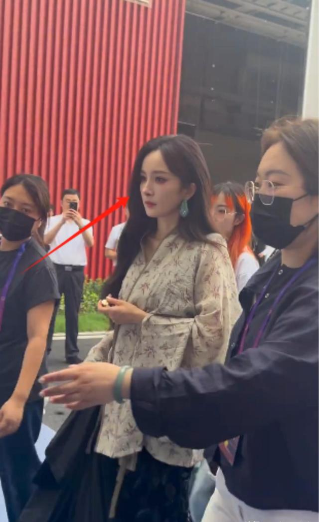 国影节幕后：杨幂脸变了，周冬雨又丑了和海清热聊既往不咎