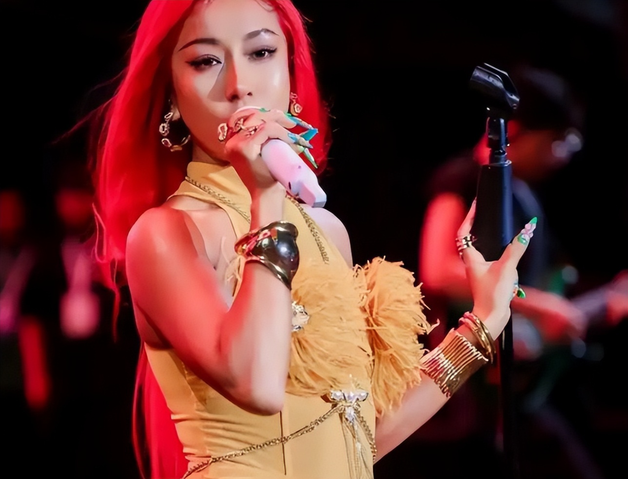 哭穷炫富当“三姐”，装了10年原形毕露，吉克隽逸辜负刘欢的期望