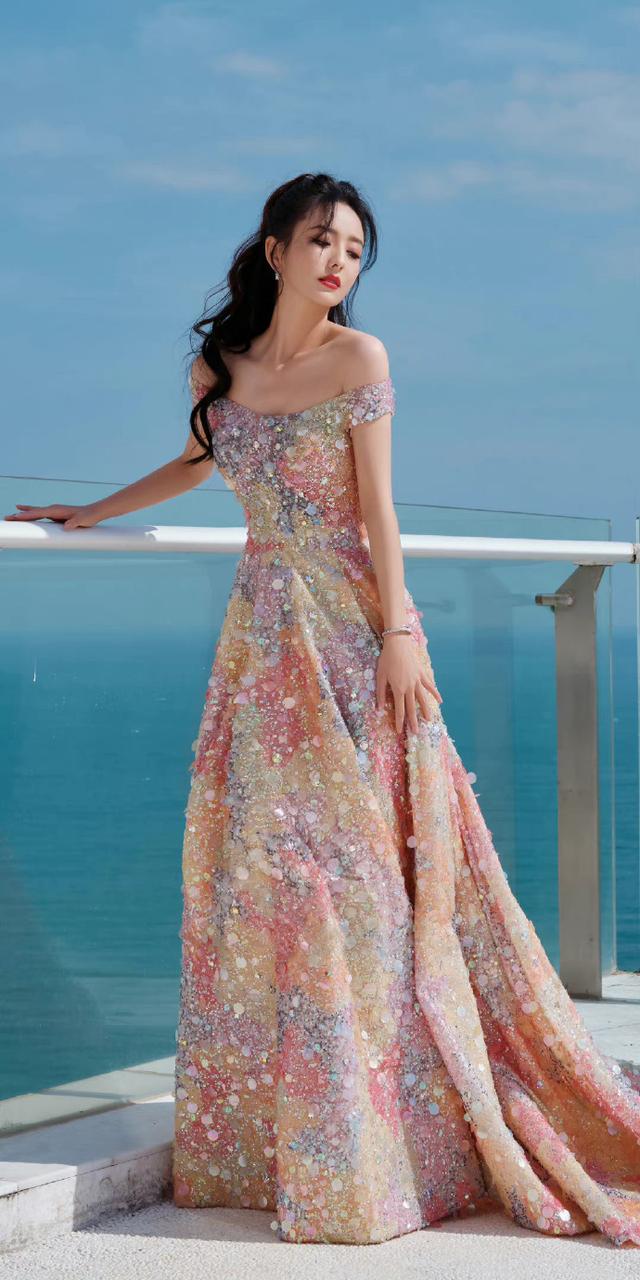 佟丽娅的时尚密码：两款有味道的穿搭，优雅又个性！