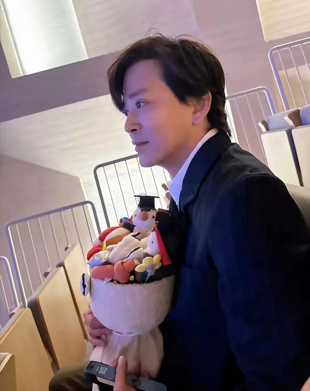 陈晓东11岁长女小学毕业朵朵身高瞩目颜值引议，妻子发际线成焦点