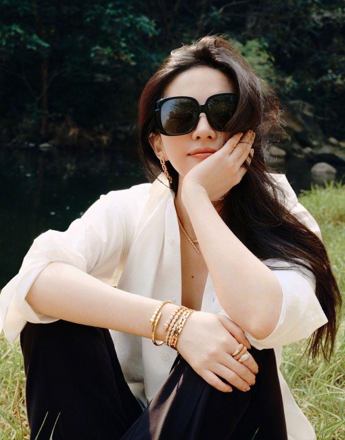 刘亦菲国庆自驾大曝光!新车新狗有寓意,目的地引8000万网友竞猜