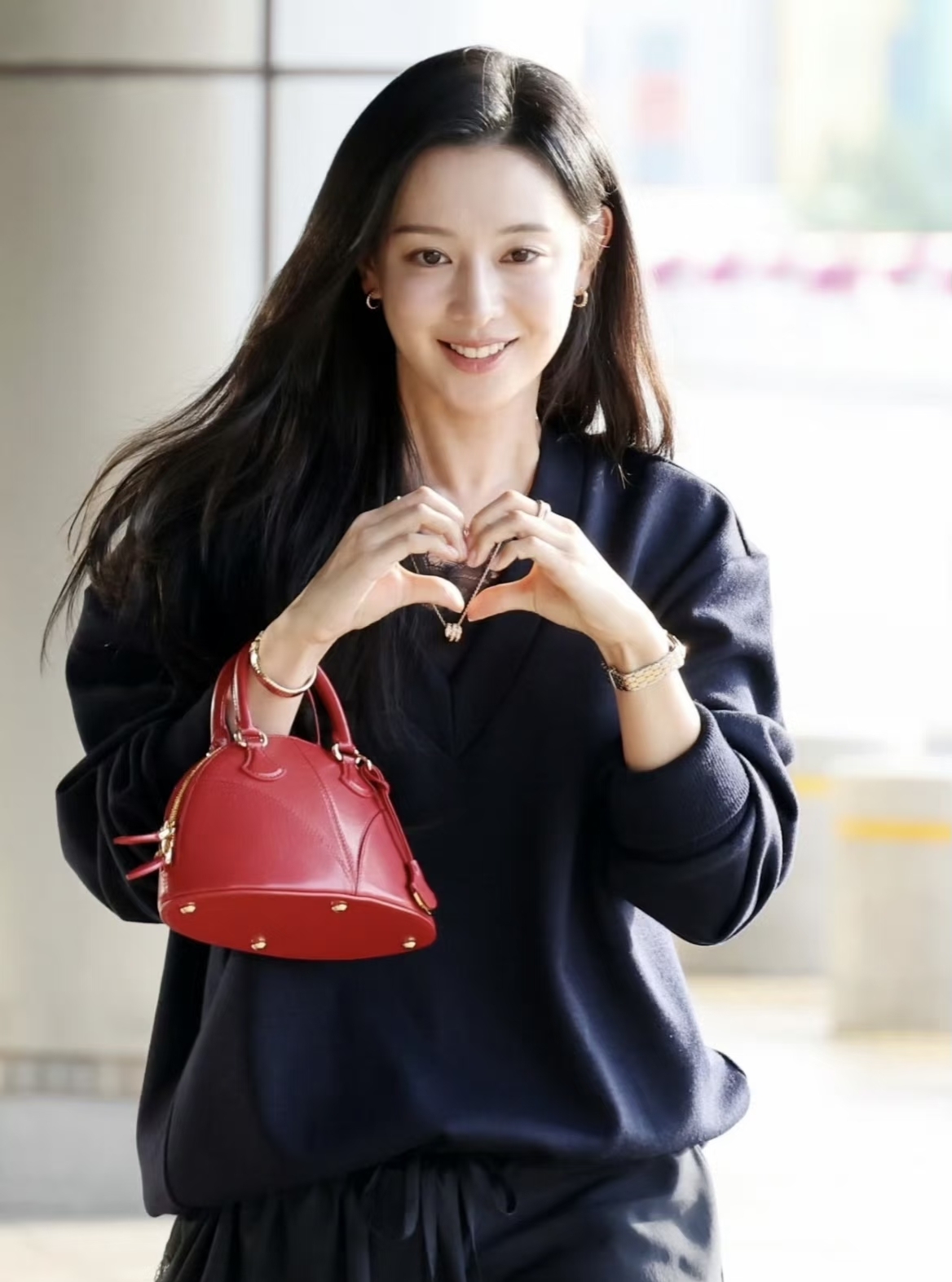 金智媛现身机场，一身休闲穿搭又美又松弛，给韩媒们都变成站姐了