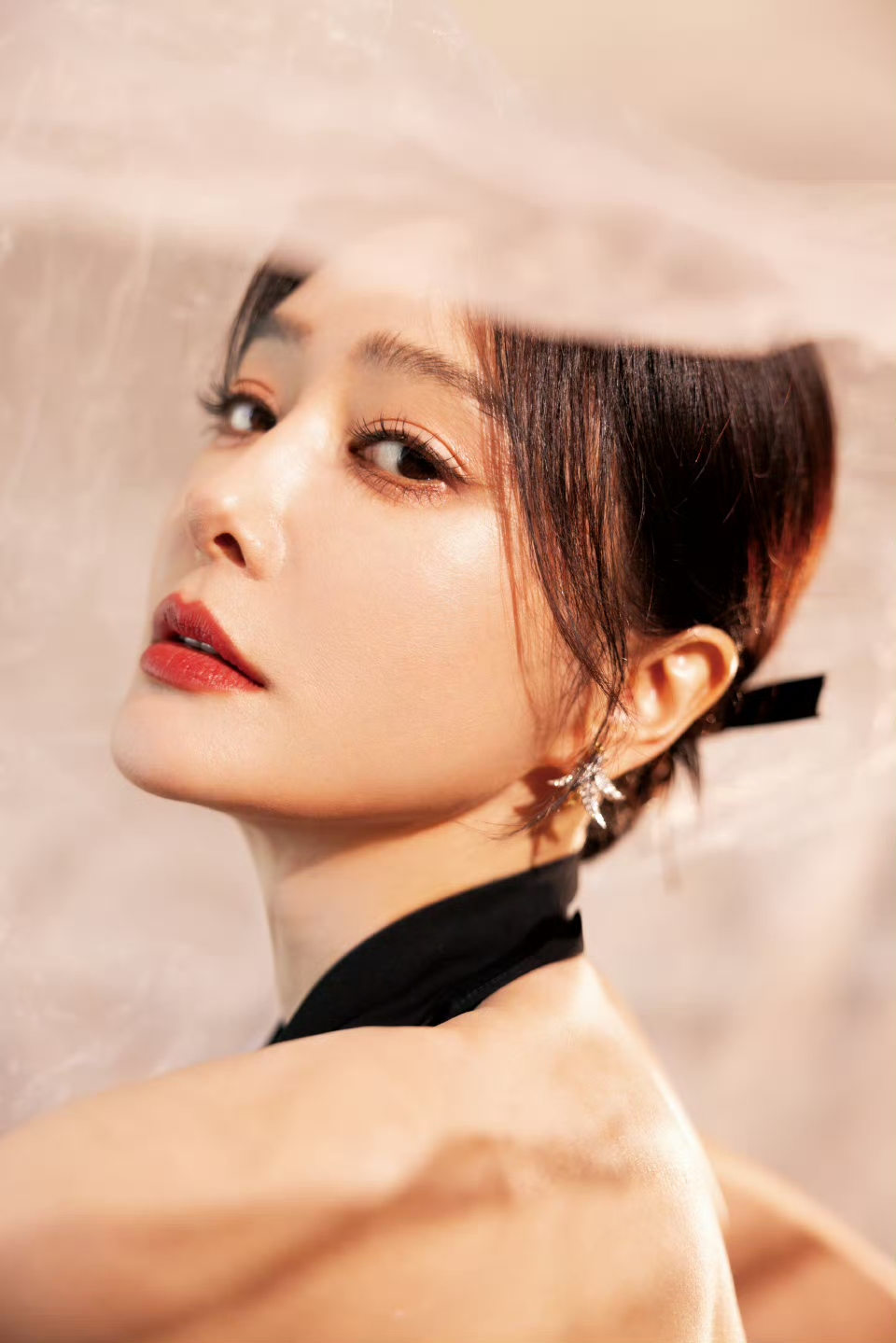 秦岚 一袭缎黑,立于灰调之境,沉静而优雅