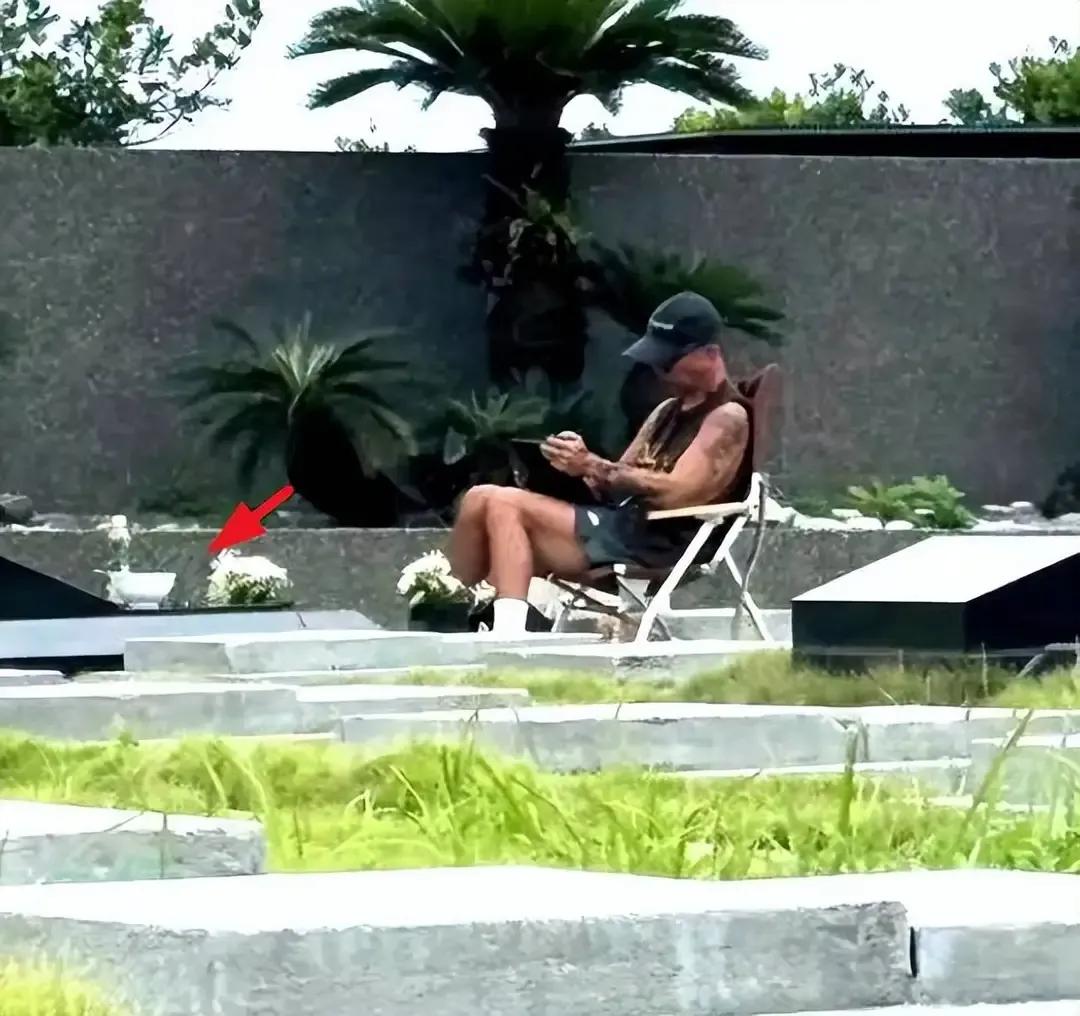 光头给女明星“守墓”都快走火入魔，下大雨穿雨衣还在，不活了？