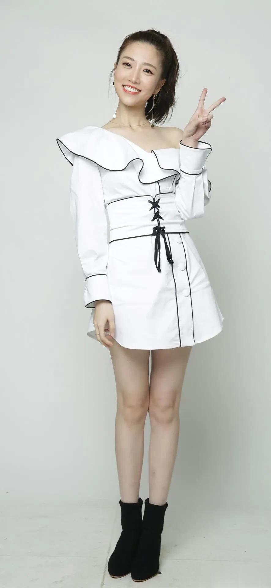 明星高清写真鉴赏｜张纯烨，黑白衬衫裙，绝了